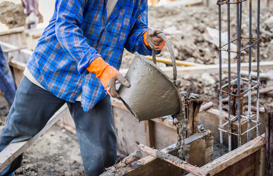 Trabalhador misturando gesso de argamassa de cimento para construção