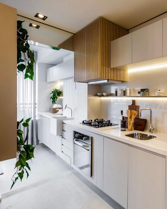 Iluminação Led - Cozinha de apartamento pequeno | imagem: Pinterest