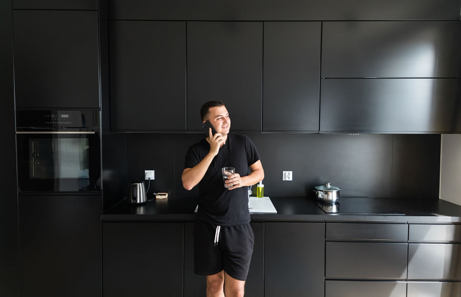 Você está visualizando atualmente Armário de cozinha preto: elegância e modernidade na sua cozinha
