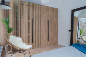 Leia mais sobre o artigo Painel ripado de madeira: escolha elegante para sua decoração